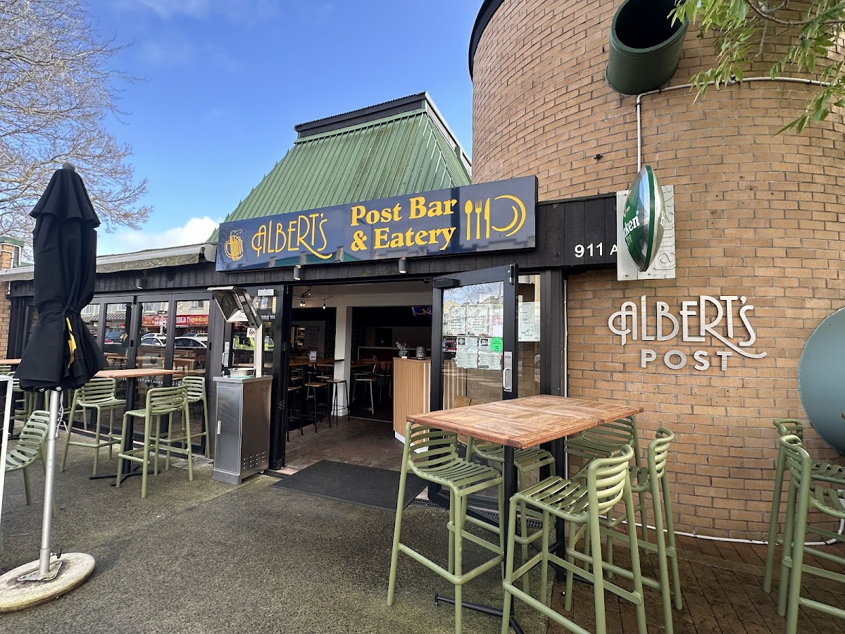 Albert's Post Bar And Eatery